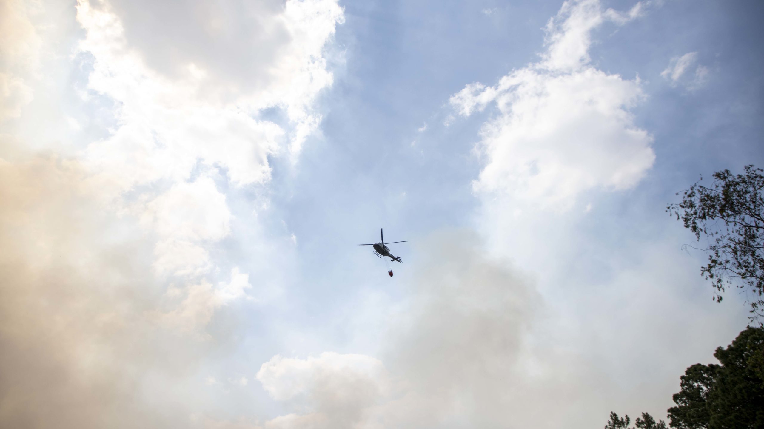 Un helicóptero de la Fuerza Aérea avanza hacia Tegucigalpa para recargar agua y continuar apoyando con las descargas. Marzo de 2024. Foto CC/Fernando Destephen.