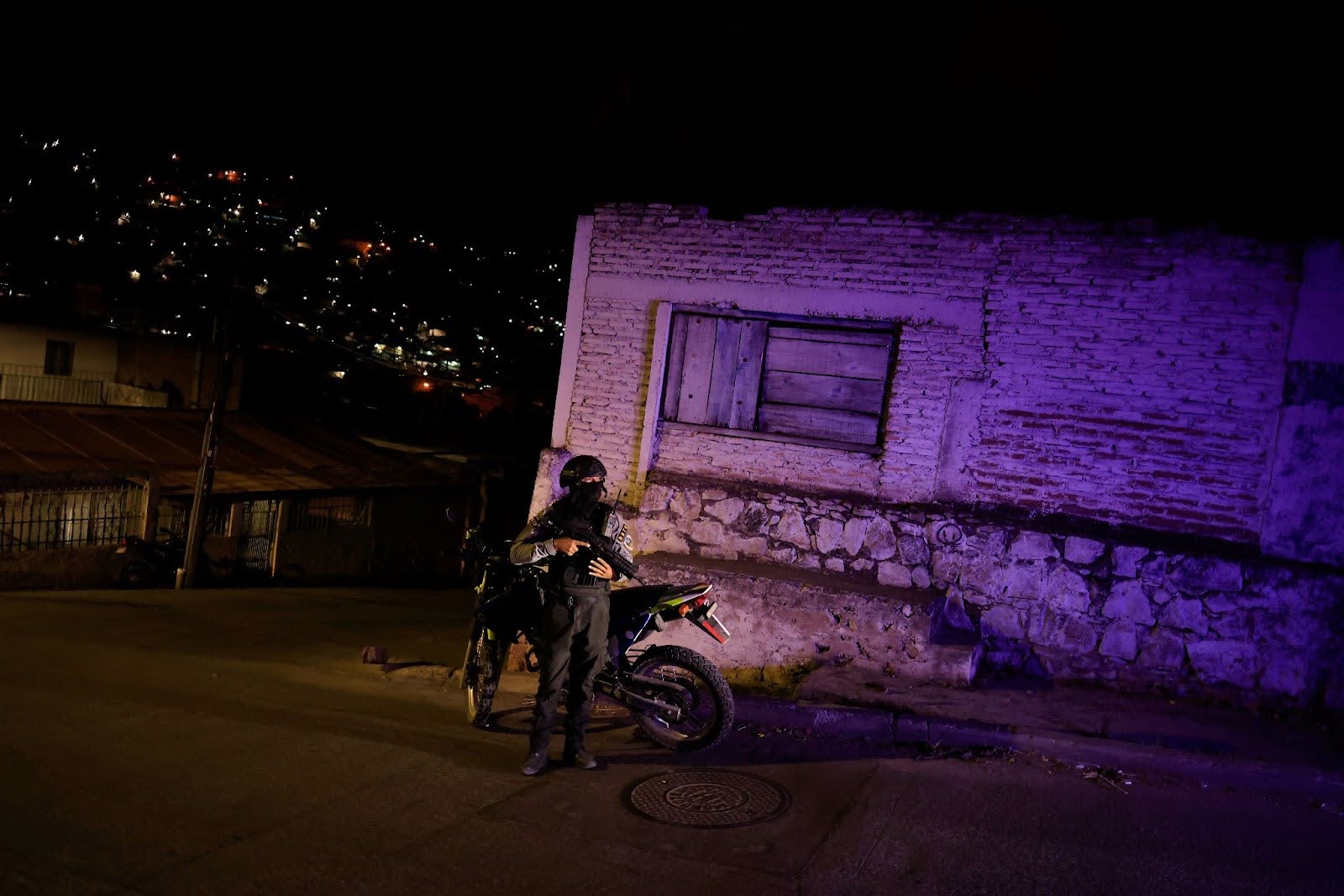 Un oficial de la policía resguarda un barrio de Tegucigalpa durante el estado de excepción. Tegucigalpa, febrero de 2024. Foto CC/Jorge Cabrera.