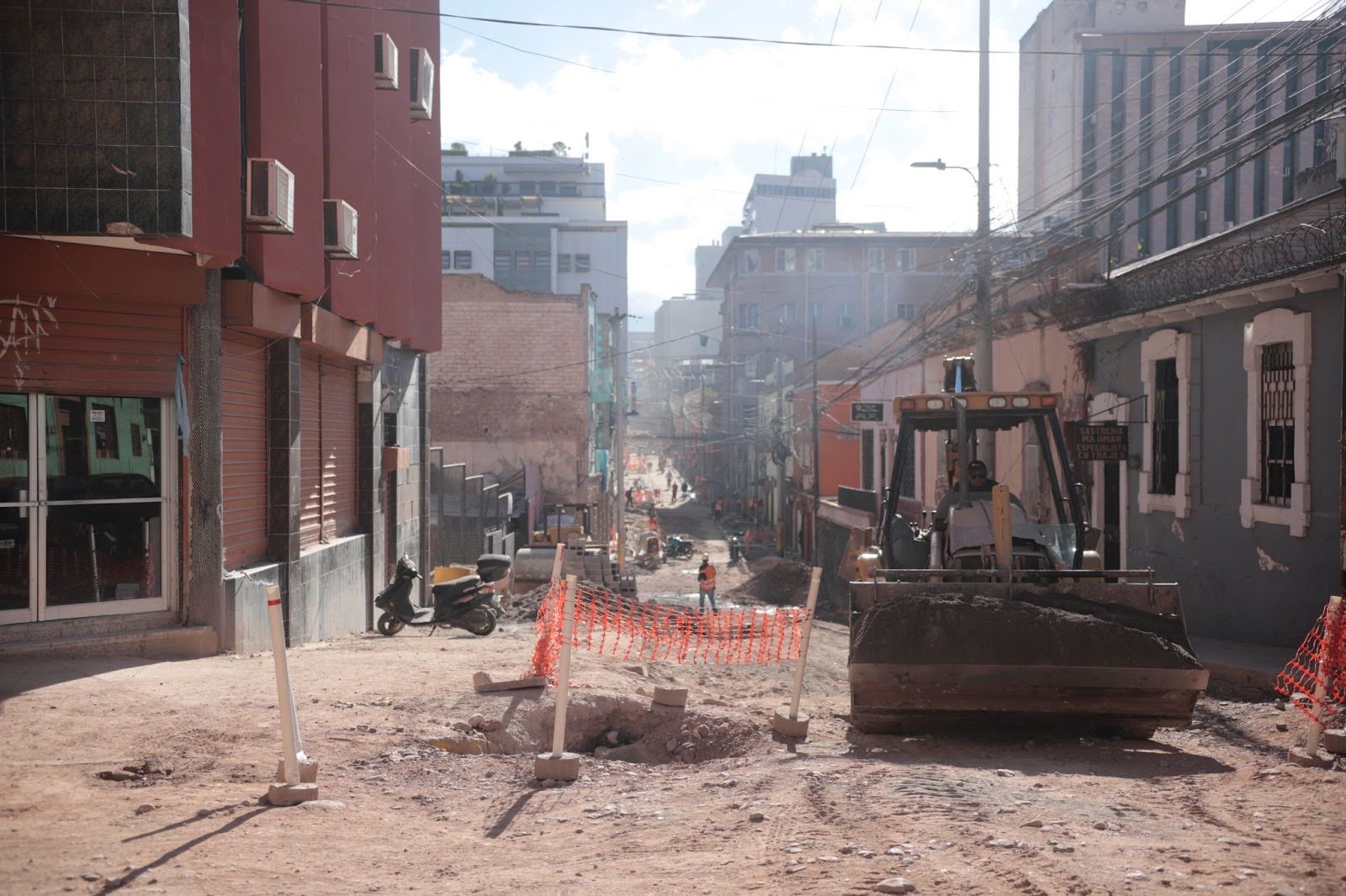 Obras de reparación en la parte final de la avenida Miguel Cervantes, en el barrio el Centro. Tegucigalpa, febrero de 2024. Foto CC/Fernando Destephen.
