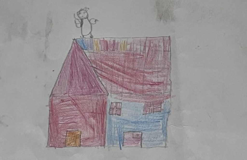 Patricia (6) dibuja la casa que quiere tener en Estados Unidos.