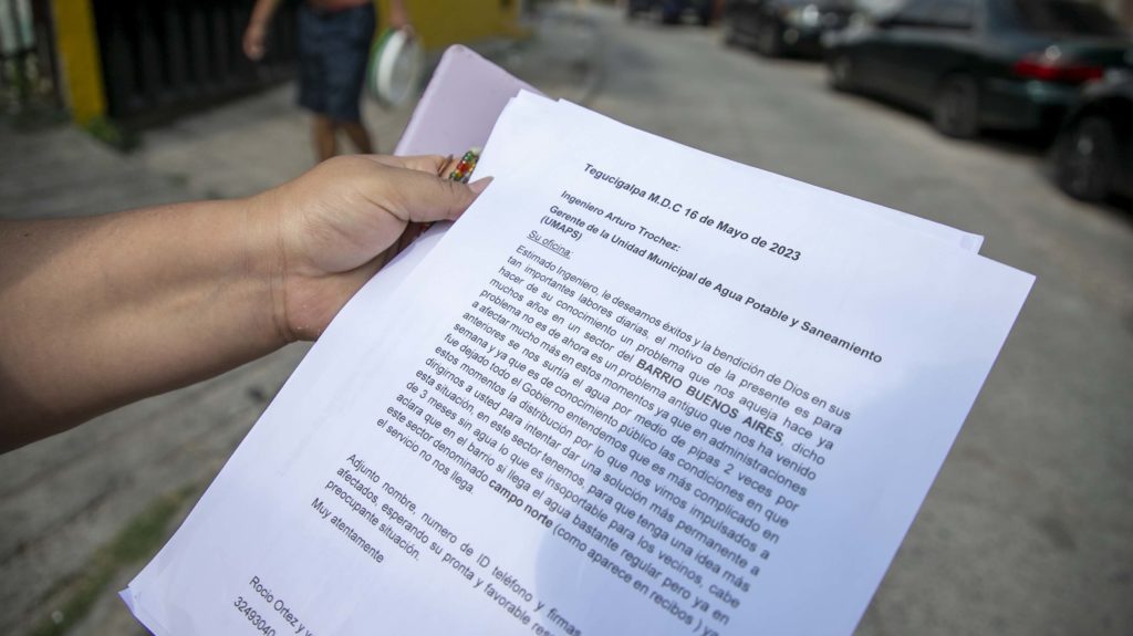 Copia de la carta enviada a Arturo Tróchez, gerente de la Umaps, en mayo de 2023, que detalla el problema y adjunta la firma de los vecinos. Tegucigalpa, abril 2024. Foto CC/ Fernando Destephen.