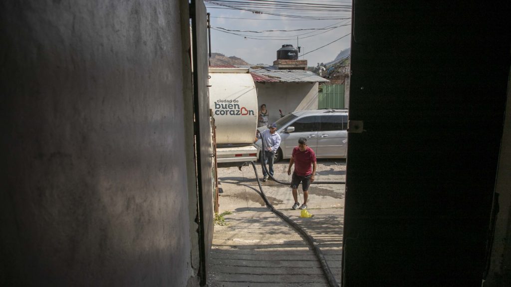 Vecinos de la zona Campo Norte colaboran con el personal de la Umaps en la entrega del agua. Tegucigalpa, abril de 2024. Foto CC/ Fernando Destephen.