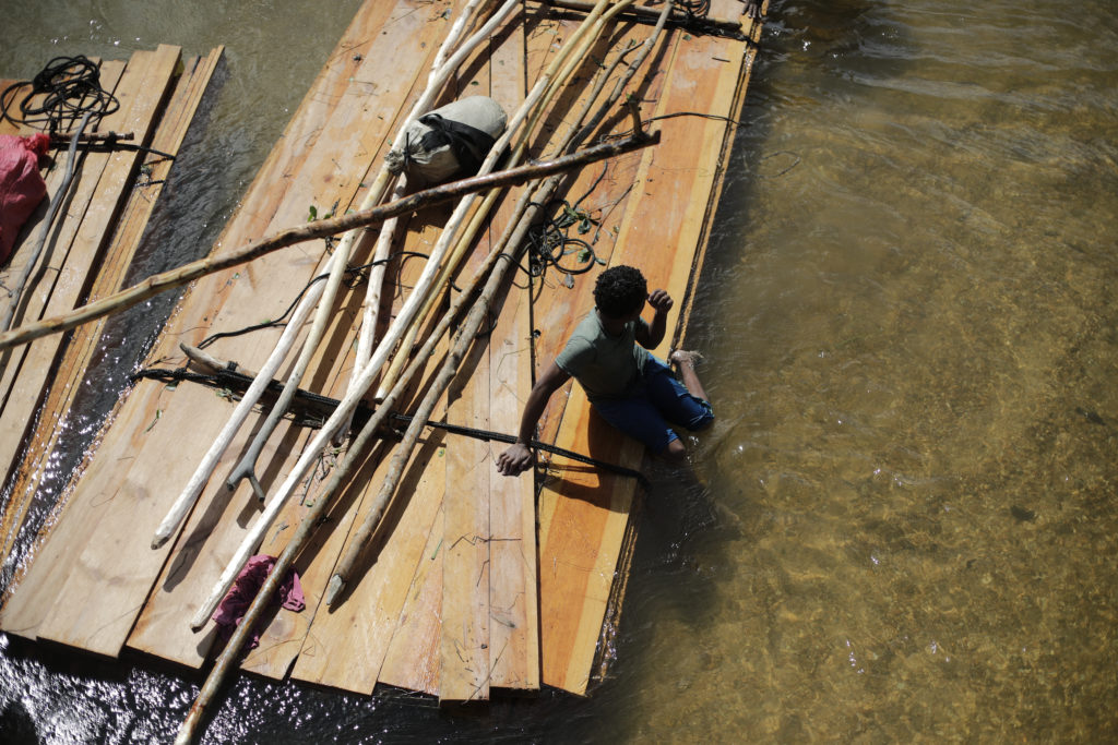 Niños y jóvenes miskitos cruzan sobre el río de Tapamlaya sobre balsas de madera cortada. La Moskitia, 7 de diciembre de 2023. Foto: CC/Jorge Cabrera.