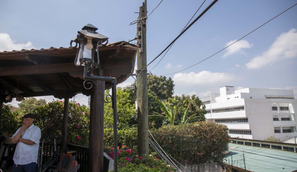Héctor Tablas ha sido doblemente afectado, por la instalación de los postes de metal, y por un poste en la parte trasera de su casa, que se sostiene de una pared y una enredadera. Tegucigalpa, abril de 2024. Foto CC/Fernando Destephen.