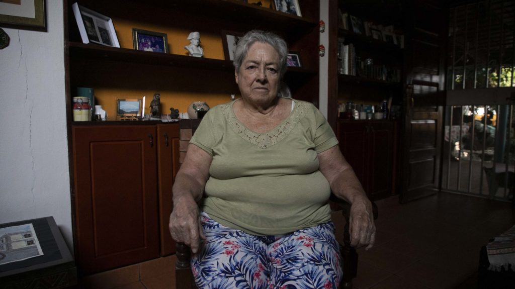 Perla Mossi, de 83 años, a veces bromea diciendo que tiene el poste en uno de los cuartos de su casa, debido a que están muy próximos a su vivienda. Tegucigalpa, abril de 2024. Foto CC/ Fernando Destephen.