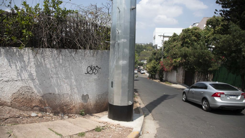 Un poste de metal ocupa toda la acera sin dejar espacio para el peatón. Ejemplo de la avenida Altiplano, de la colonia Humuya. Tegucigalpa, abril de 2024. Foto CC/ Fernando Destephen.