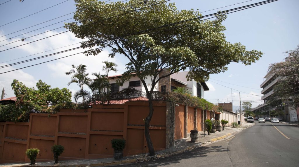 El árbol de la esquina de esta casa tiene una advertencia de corte, porque estorba el paso del cableado. Avenida Altiplano, colonia Humuya.Tegucigalpa, de abril 2024. Foto CC/ Fernando Destephen.