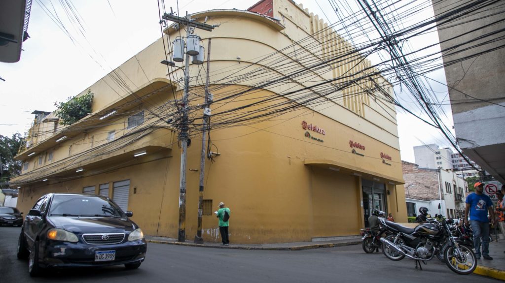 Durante muchos años, en este edificio funcionó un cine; ahora es una casa comercial y agencia de banco. Tegucigalpa, mayo de 2024. Foto CC / Fernando Destephen.