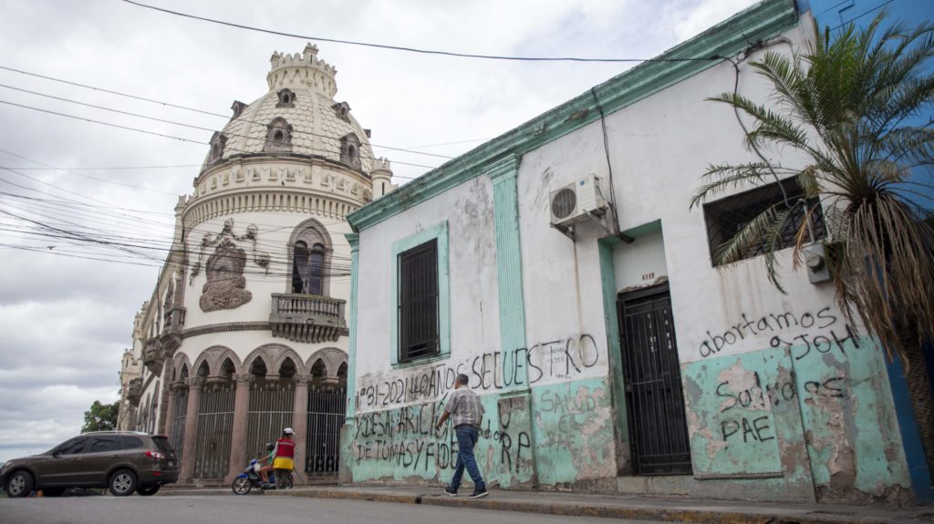Fachada de la Hemeroteca Nacional (derecha) y de la antigua Casa Presidencial, convertida ahora en Museo de la Memoria. Tegucigalpa, mayo de 2024. Foto CC / Fernando Destephen.