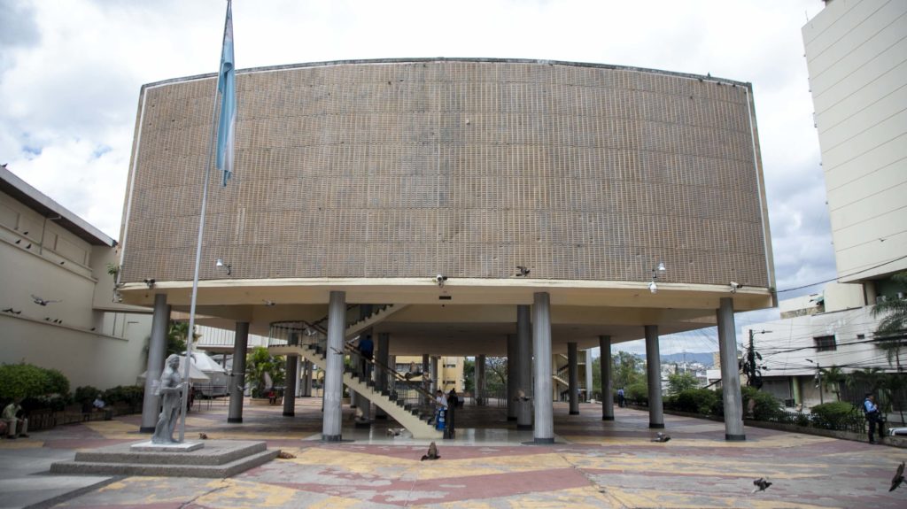 Fachada del edificio del Congreso Nacional, lugar de valor cultural por su construcción moderna, que data de los años 50. Tegucigalpa, mayo de 2024. Foto CC / Fernando Destephen.