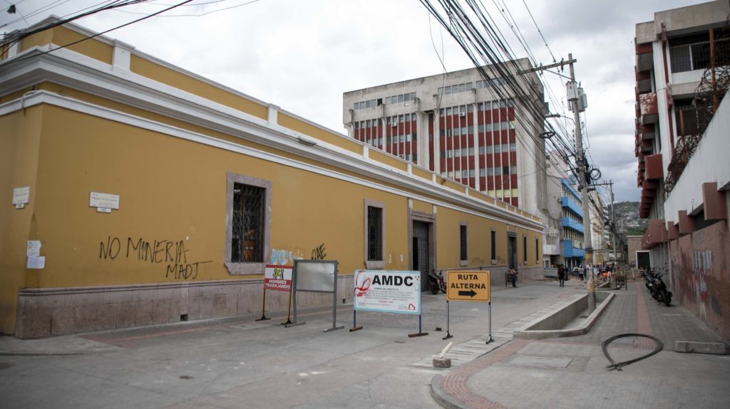 Avenida Cervantes en reparaciones, a la altura de la Biblioteca Nacional. Tegucigalpa, mayo de 2024. Foto CC / Fernando Destephen.