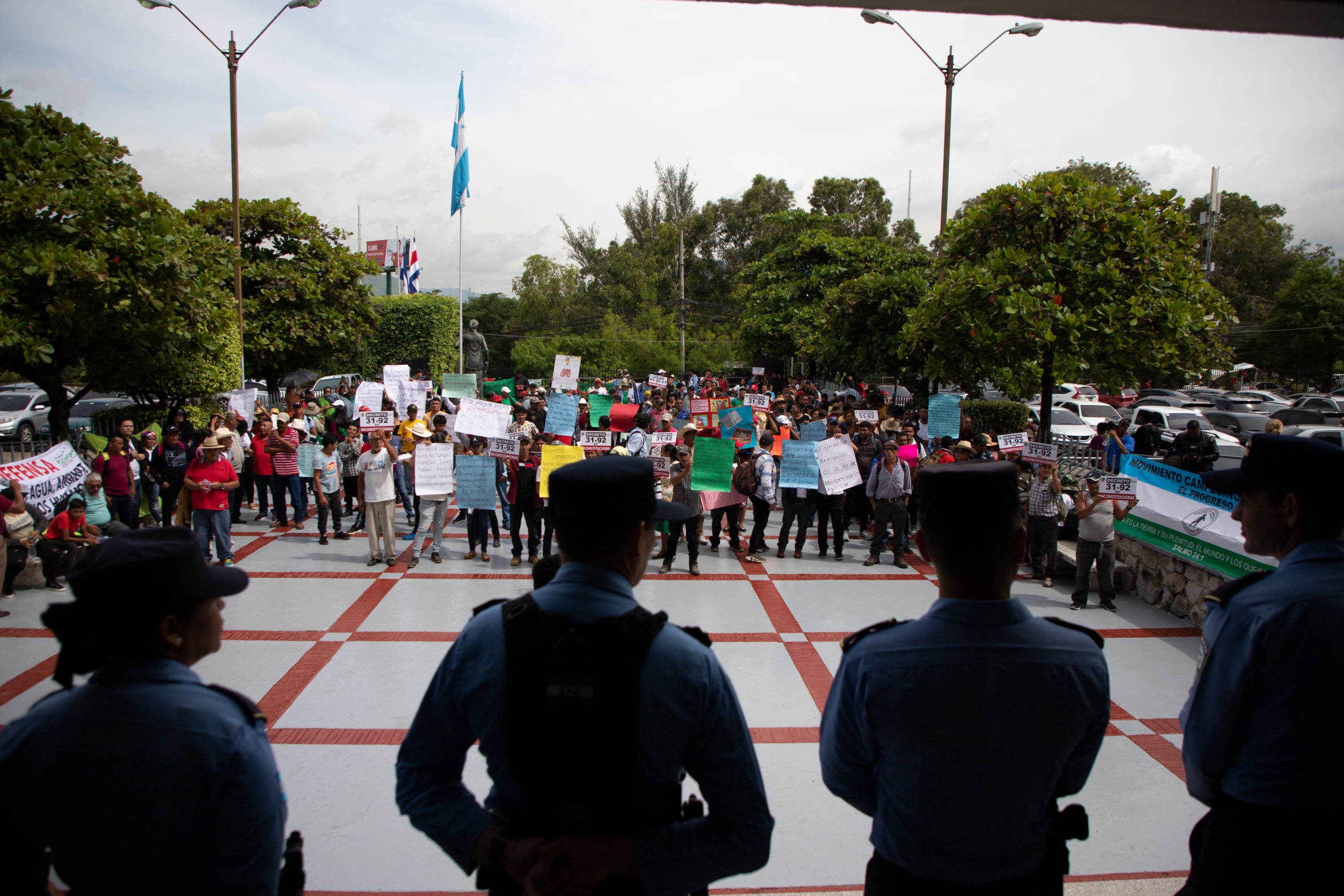 Un grupo de policías resguarda el edificio de la Corte Suprema de Justicia el martes 24 de septiembre, primer día de las acciones de protesta del grupo campesino. Tegucigalpa, septiembre de 2024. Foto CC / Fernando Destephen.