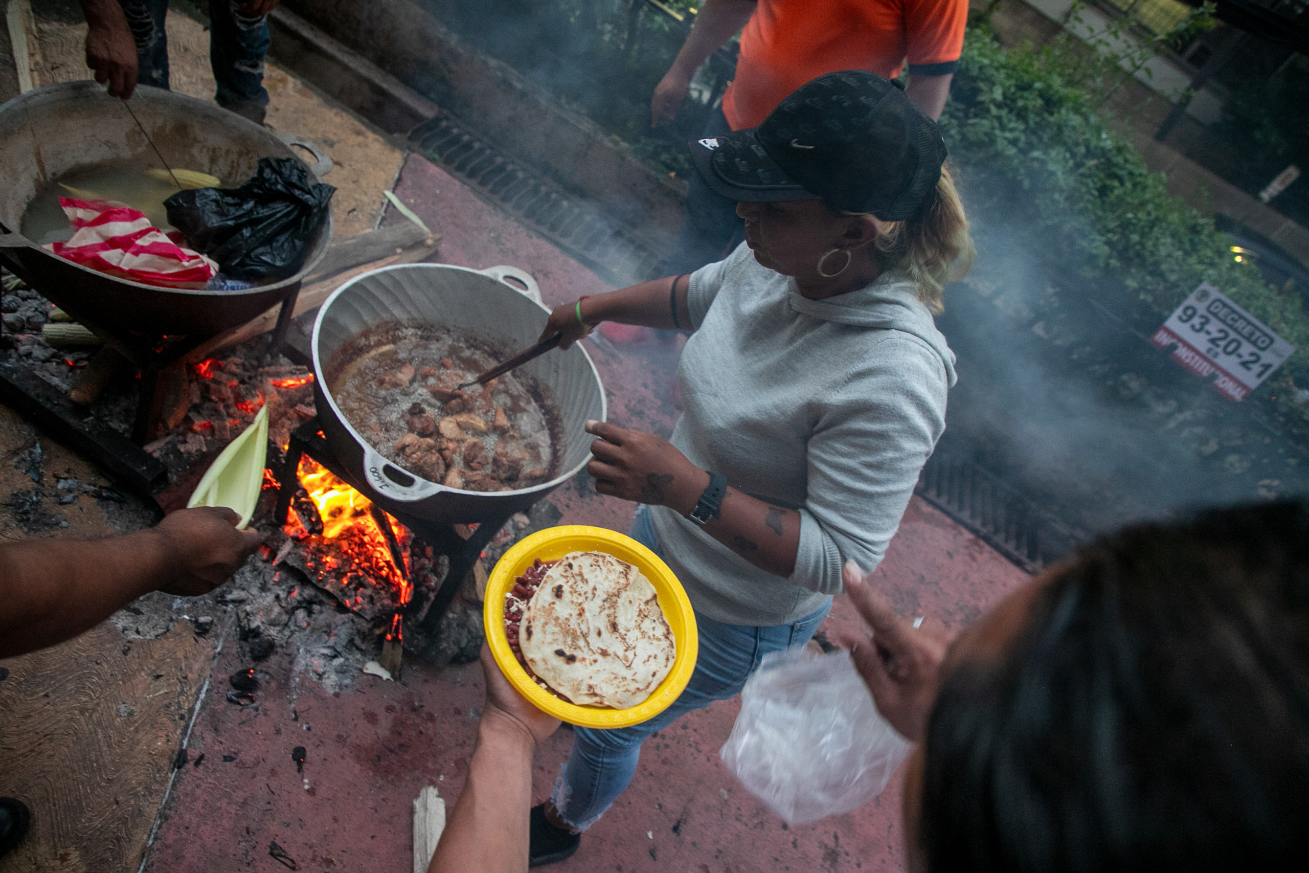 Preparación de la cena en una de las cocinas improvisadas en los bajos del Congreso Nacional para alimentar a los casi 1,000 campesinos movilizados. Tegucigalpa, septiembre de 2024. Foto CC / Fernando Destephen.