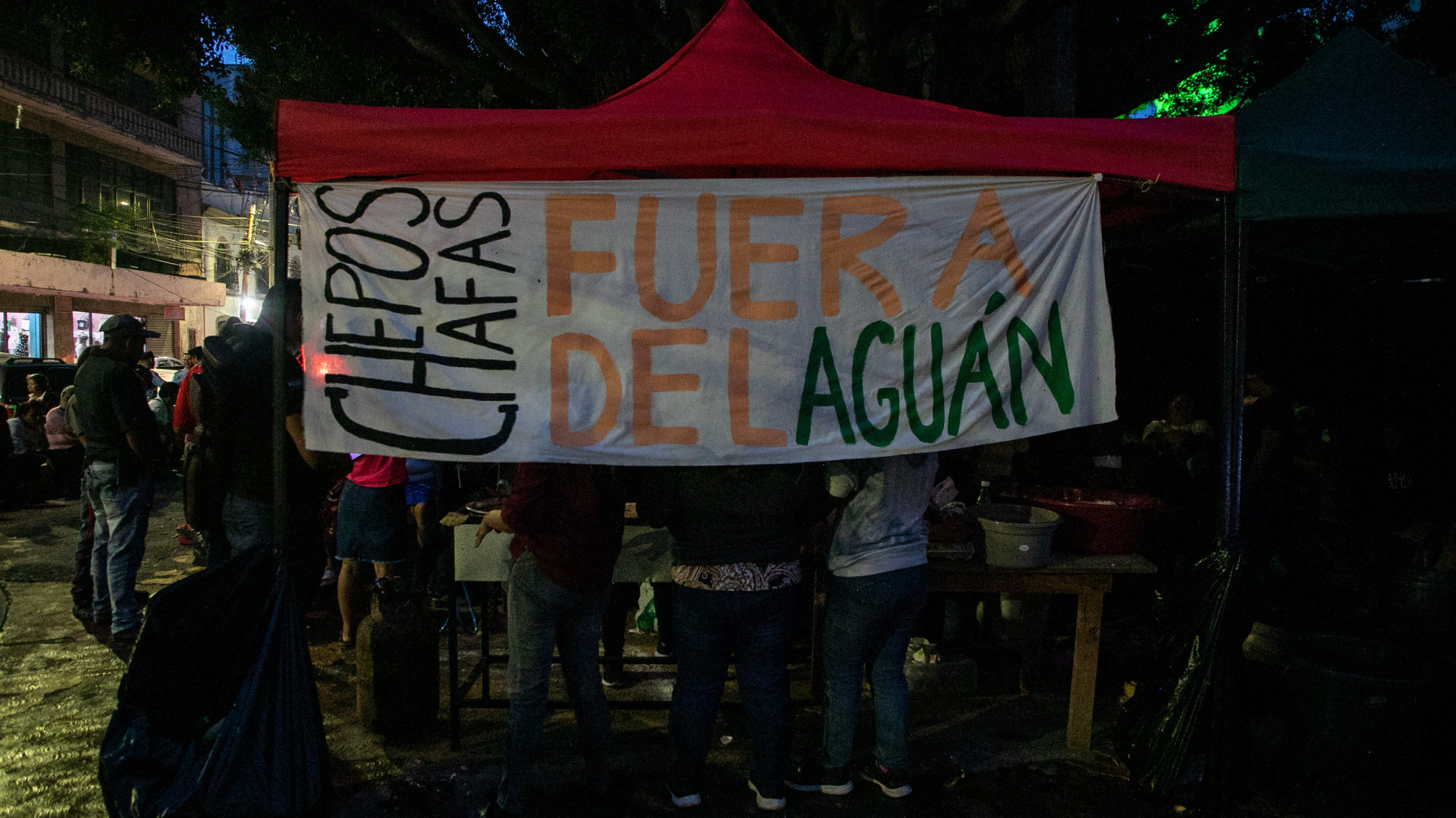 Pancartas contra la militarización en el valle del Aguán, donde los campesinos siguen siendo asesinados a pesar de la presencia militar. Tegucigalpa, septiembre de 2024. Foto CC / Fernando Destephen.