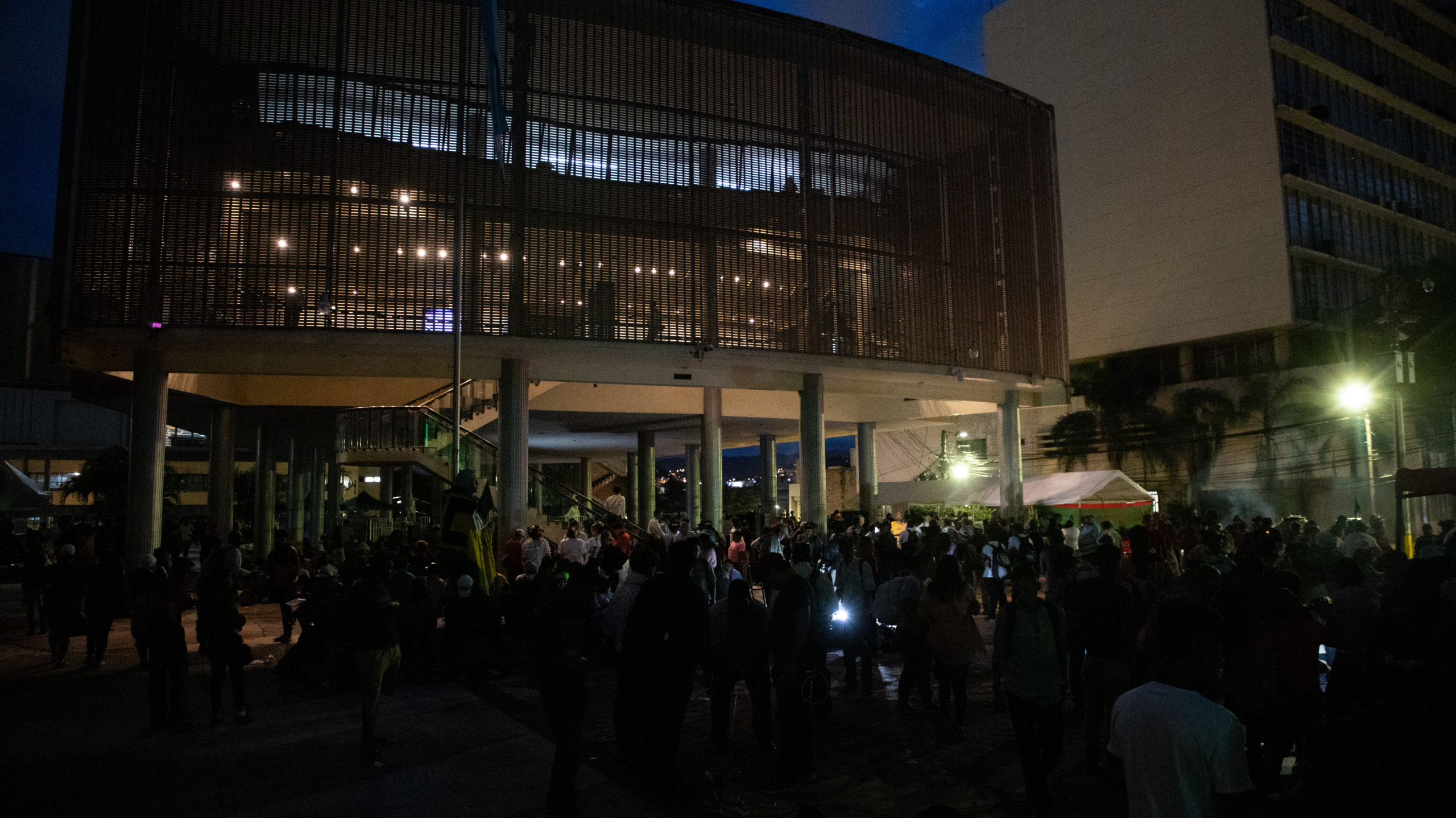 Fachada del Congreso Nacional durante el Gran Campamento por la Democratización de la Tierra, en el que los campesinos realizaron actividades culturales de protesta. Tegucigalpa, septiembre de 2024. Foto CC / Fernando Destephen.