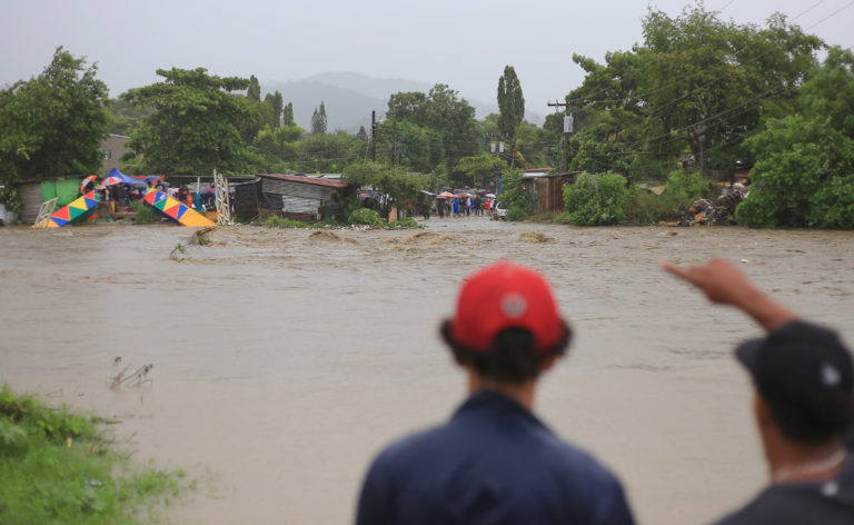 Los habitantes de la colonia Flor de Cuba quedaron incomunicados luego de que el río Bermejo arrastrara el puente peatonal. San Pedro Sula, 16 de noviembre de 2024. Foto CC / Amílcar Izaguirre.