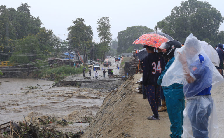 La plancha que conecta a unos 30,000 habitantes del sector de Jucutuma, San José de Boquerón y otras comunidades con el centro de San Pedro Sula, fue arrastrada por las corrientes del río Bermejo durante el paso de la tormenta Sara. San Pedro Sula, 16 de noviembre de 2024. Foto CC / Amílcar Izaguirre.