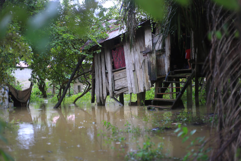 Al subir el caudal del río Ulúa, las aguas que corren por el río Pelo impiden el drenaje de las aguas estancadas en la colonia Policarpo Paz, en El Progreso Yoro. Estas zonas son las primeras en sufrir por inundaciones durante el paso de fenómenos naturales como la tormenta Sara. El Progreso, 16 de noviembre de 2024. Foto CC /Amílcar Izaguirre.