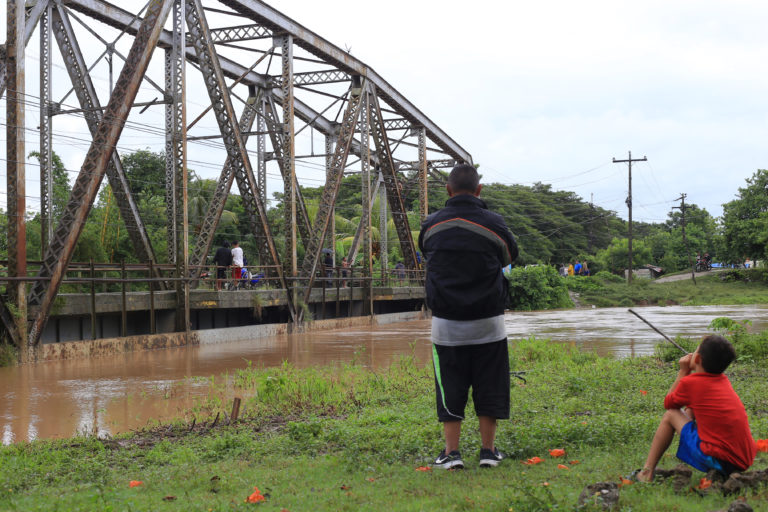 El Puente Plateado cruza uno de los brazos del río Ulúa en El Progreso, Yoro. 16 de noviembre de 2024. Foto CC / Amílcar Izaguirre .