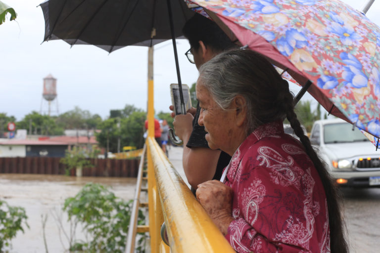 Una habitante de La Lima, Cortés, observa con preocupación el nivel del río Chamelecón. San Pedro Sula, 16 de noviembre de 2024. Foto CC / Amílcar Izaguirre.