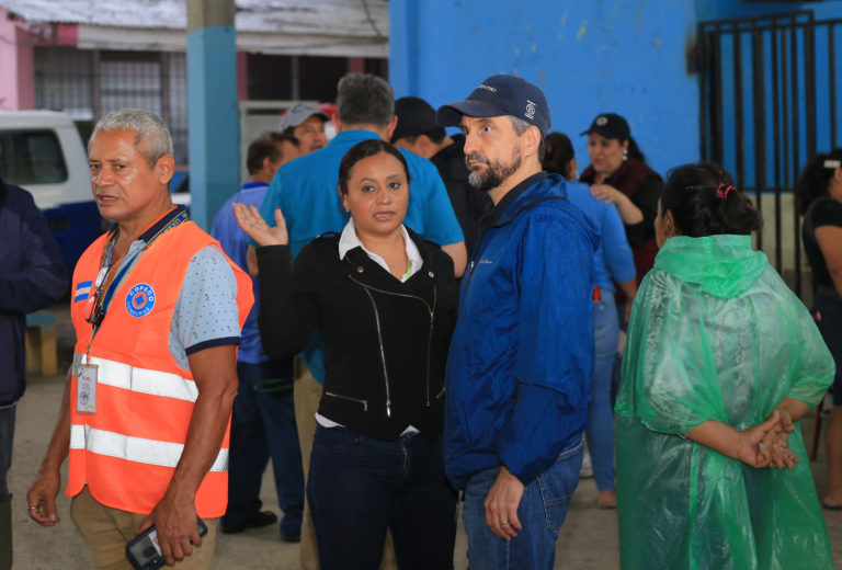 Rodolfo Pastor, precandidato a la alcaldía de San Pedro Sula, en un albergue de la colonia Felipe Zelaya. San Pedro Sula, 16 de noviembre de 2024. Foto CC / Amílcar Izaguirre.