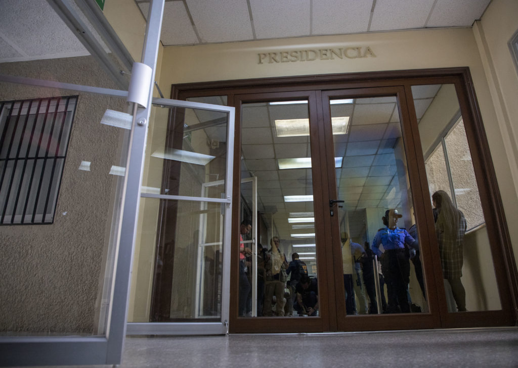 Puerta que da acceso a los tres salones actualmente ocupados por la Corte Suprema de Justicia. Palacio de Justicia, Tegucigalpa, agosto de 2024. Foto: CC/Fernando Destephen.