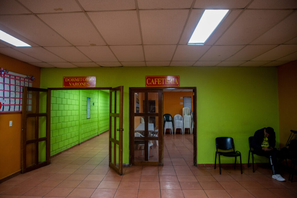 Una persona descansa en uno de los salones del albergue de la Fundación Abrigo. Tegucigalpa, 10 de febrero de 2025. Foto CC/ Fernando Destephen.