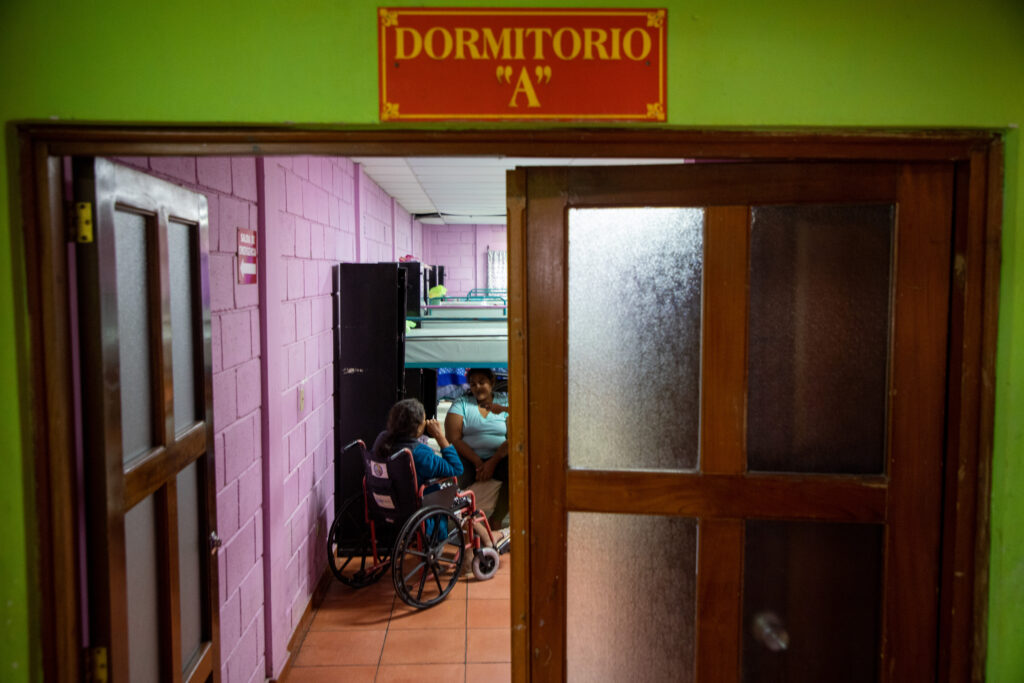 Francisca Alvarado y Jenny Méndez durante su estadía en el albergue de la Fundación Abrigo, ubicado entre el Hospital Escuela, la Dirección de Medicina Forense y la Facultad de Medicina. Tegucigalpa, 10 de febrero de 2025. Foto CC/ Fernando Destephen.