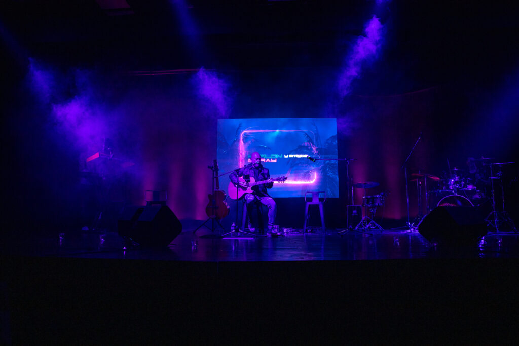 Marlon Garay al iniciar el concierto con amigos músicos el 14 de febrero en el teatro Renacimiento. Tegucigalpa, febrero de 2025. Foto CC/Fernando Destephen.