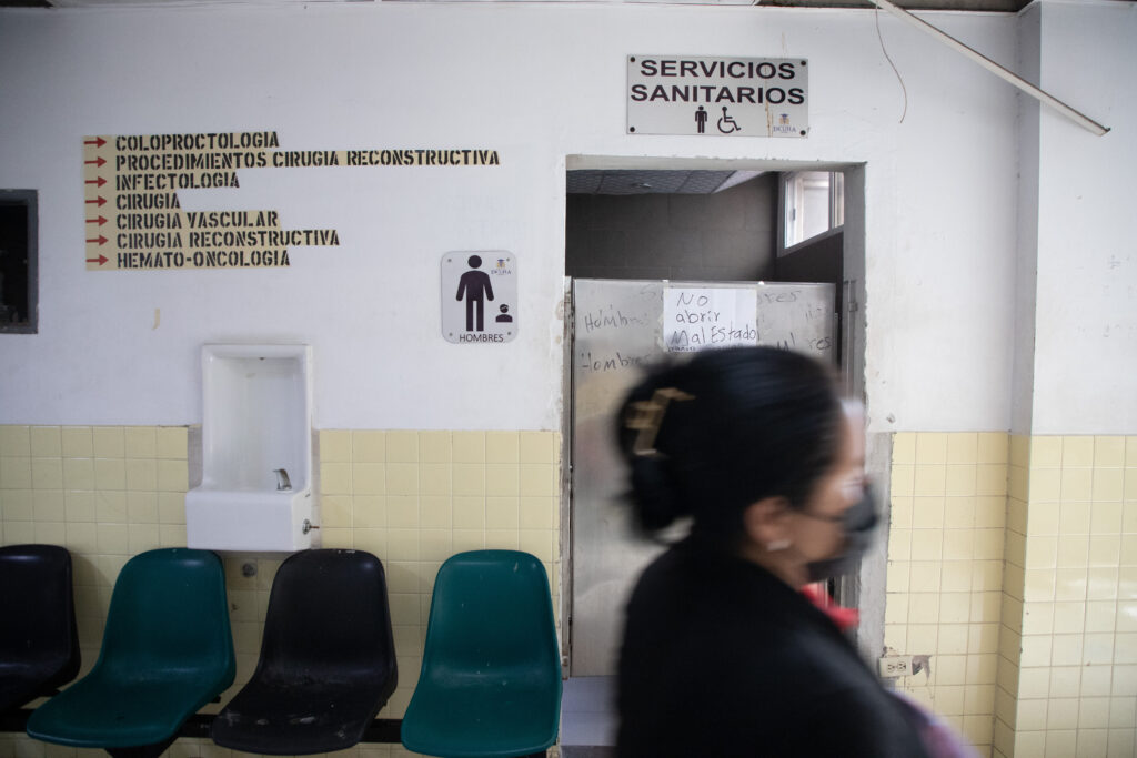 Una paciente camina frente a los deteriorados servicios sanitarios del Hospital Escuela. Tegucigalpa, 10 de febrero de 2025. Foto CC/ Fernando Destephen.