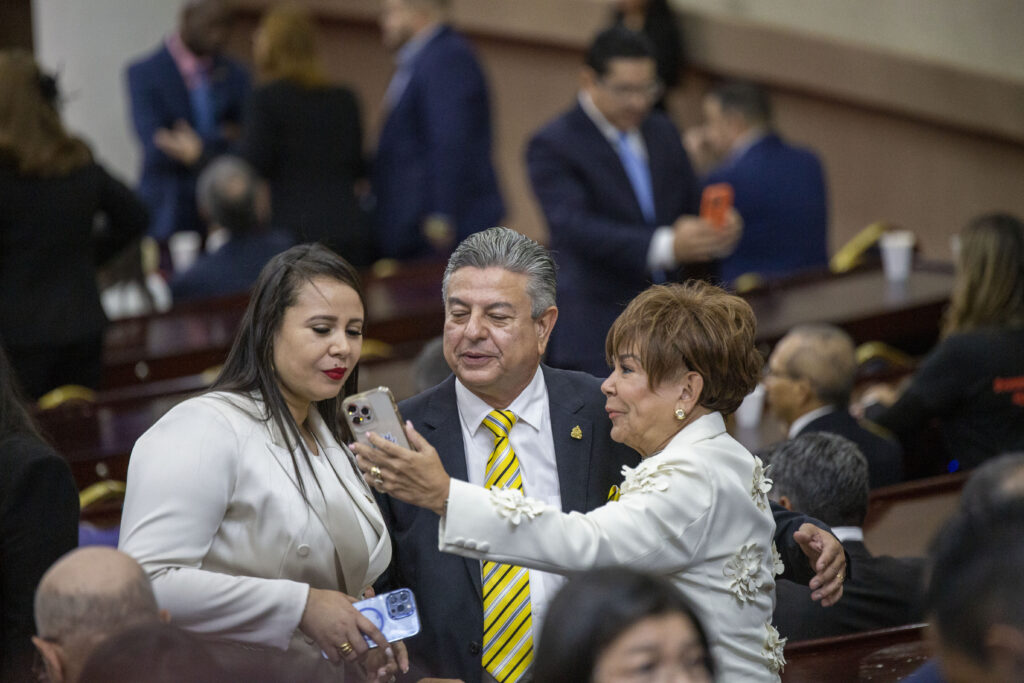 De derecha a izquierda, Pamela Blanco Luque, Tomás Vaquero, secretario de Gobernación, Justicia y Descentralización, y Sarahí Cerna, ministra de la Presidencia, durante la instalación de la IV Legislatura en el Congreso Nacional. Tegucigalpa, 25 de enero de 2025. Foto CC/ Fernando Destephen.