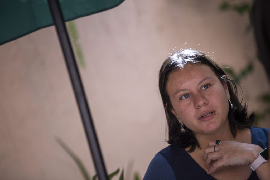 Lara Bohórquez, coordinadora de la Unidad de Investigación Feminista del CDM atiende una entrevista de Contracorriente. Tegucigalpa, 3 de febrero de 2025. Foto CC/ Fernando Destephen.