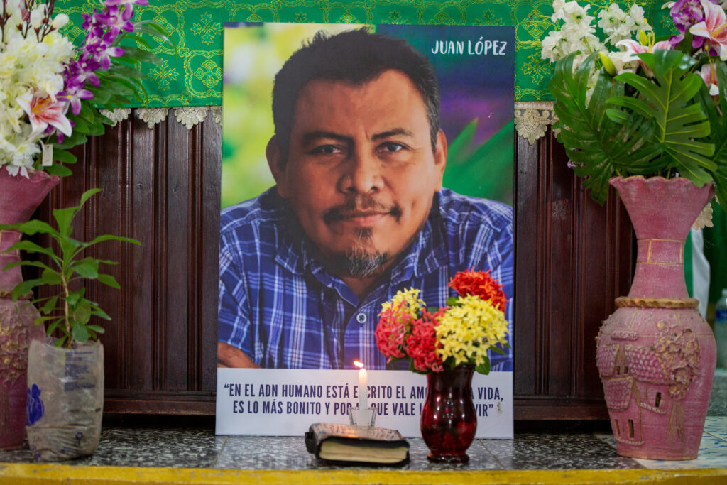 Foto del ambientalista Juan López en una misa en su honor, en la iglesia católica del barrio El Centro, Guapinol. Tocoa, Colón, noviembre de 2024. Foto CC/ Fernando Destephen.