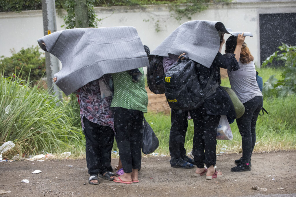 Bajo la lluvia, un grupo de migrantes venezolanos espera ser atendido por autoridades hondureñas en su ruta hacia Estados Unidos. Danlí, Honduras. Foto: Fernando Destephen / CC.