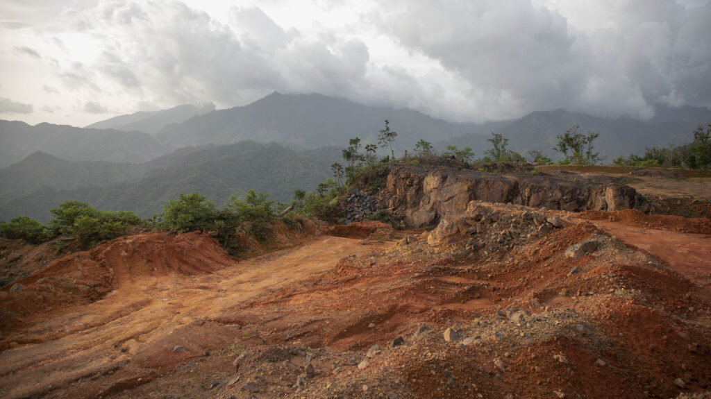 Daños causados por el megaproyecto minero Los Pinares en la zona núcleo del Parque Nacional Montaña Botaderos Carlos Escaleras Mejía. Tocoa, Colón, julio de 2023. Foto CC/ Fernando Destephen.