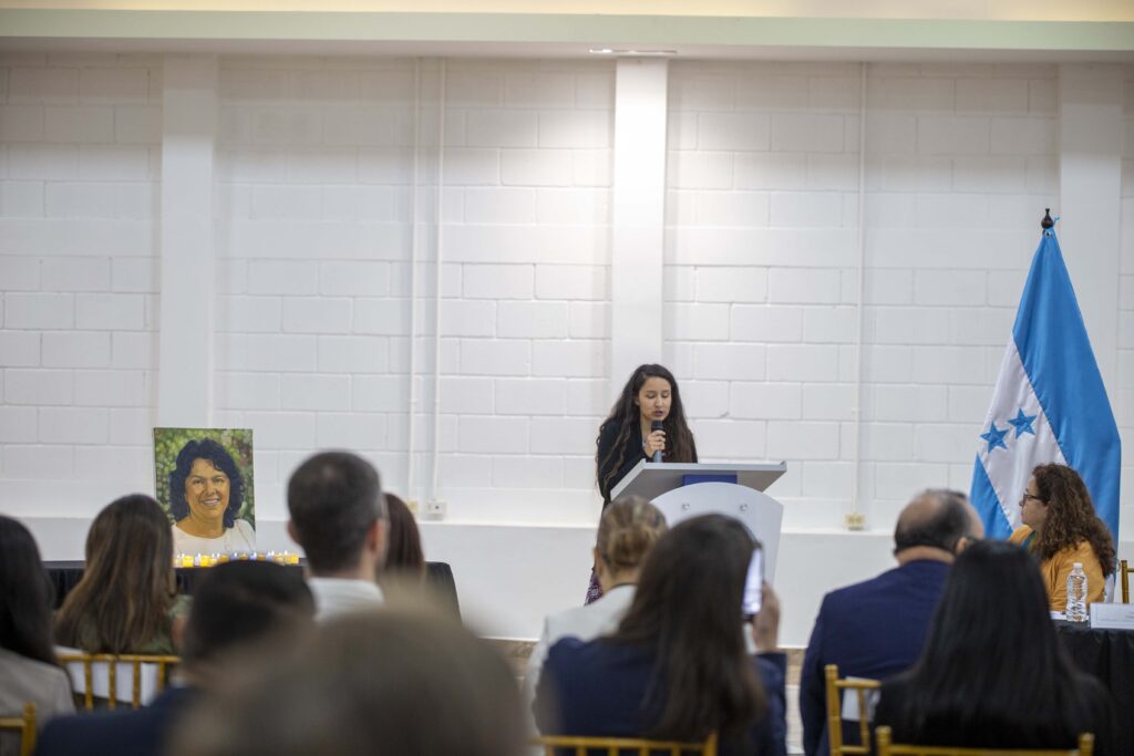 Berta Zúniga Cáceres, hija de Berta Cáceres, lamentó que el Estado hondureño continúe en deuda con las comunidades afectadas por el proyecto hidroeléctrico Agua Zarca. Tegucigalpa, 14 de febrero de 2025. Foto CC / Fernando Destephen.