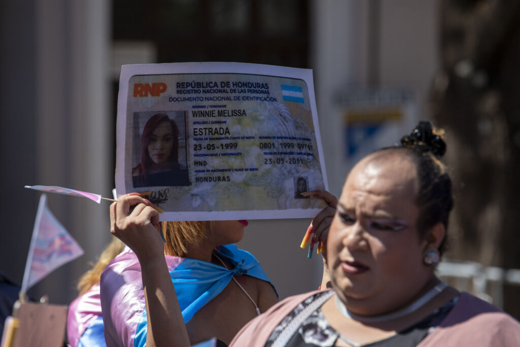 Plantón de organizaciones LGBTIQ+ frente a Casa Presidencial, en demanda de una ley de identidad de género. Tegucigalpa, 23 de mayo de 2023. Foto CC/ Fernando Destephen.