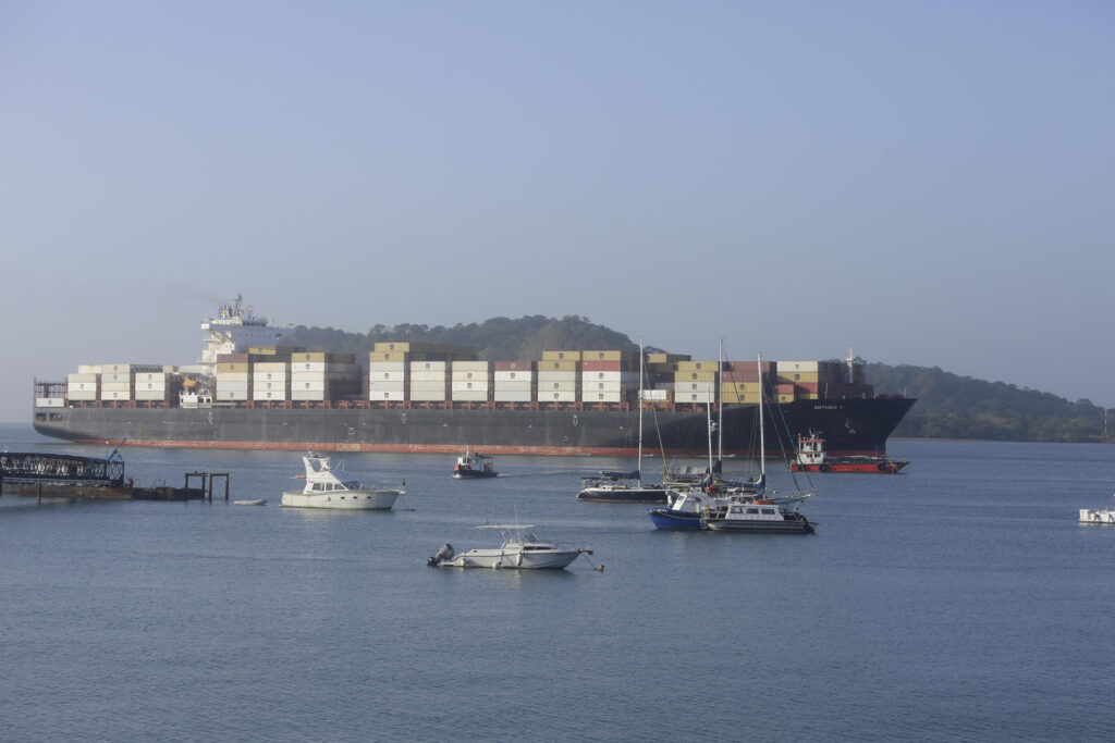 Un buque transita por el Canal de Panamá este miércoles, en Ciudad de Panamá (Panamá). EFE_ Carlos Lemos.jpg