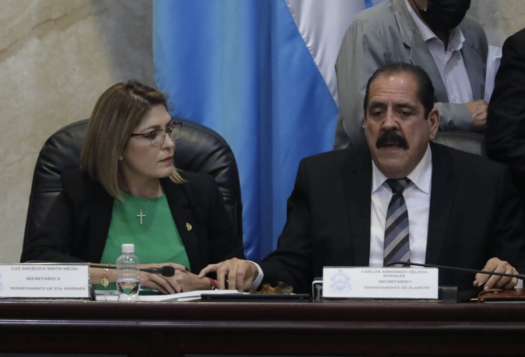 Carlos Zelaya Rosales (a la derecha) renunció a su diputación y a su cargo de secretario del Congreso Nacional, tras filtrarse un video en el que negociaba sobornos con Los Cachiros. Foto: Archivo CC.