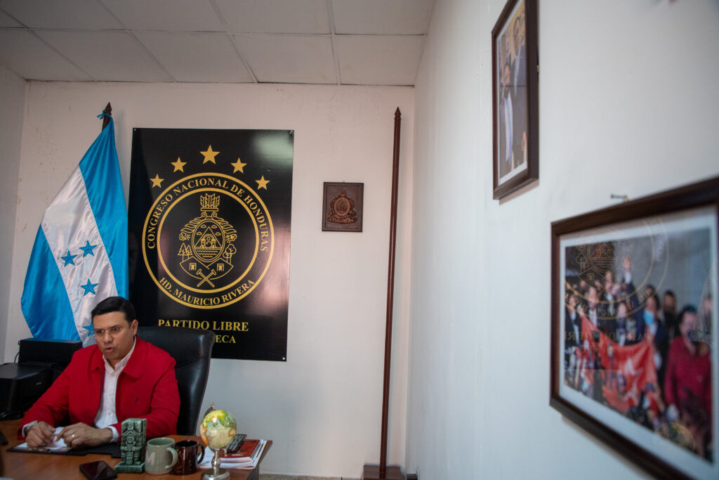 El diputado por el Partido Libertad y Refundación (Libre), Mauricio Rivera, atiende una entrevista en su oficina. Tegucigalpa, 12 de febrero de 2025. Foto CC / Fernando Destephen.