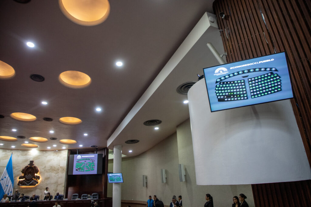 Votación de los diputados mostrada en las pantallas del Congreso Nacional durante una sesión. Tegucigalpa, 12 de febrero de 2025. Foto CC / Fernando Destephen.