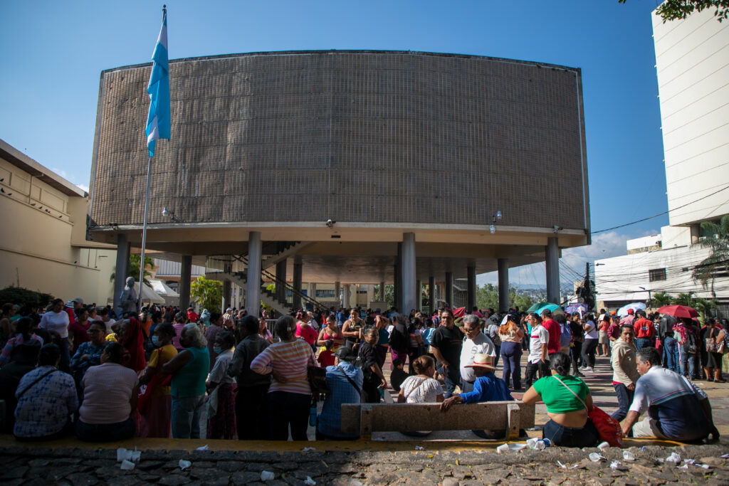 Muchas personas de la tercera edad y mujeres esperan en los bajos del Congreso por la entrega de bonos en el Congreso Nacional. Tegucigalpa, 5 de marzo de 2025. Foto CC / Fernando Destephen.