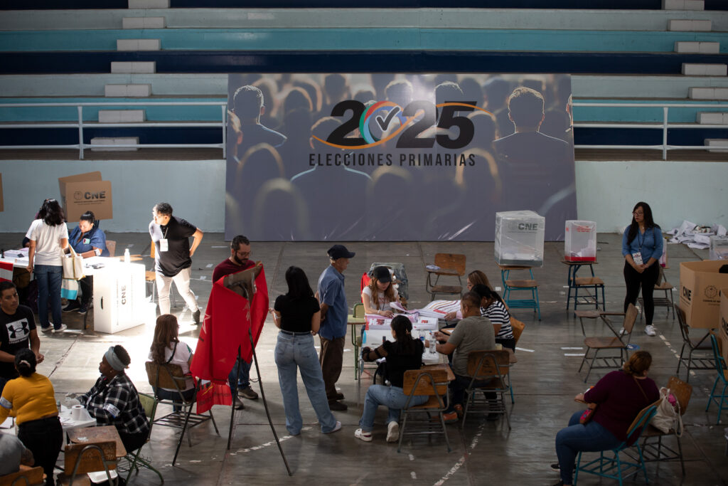 Gimnasio del Instituto España Jesús Milla Selva, este centro de votación inició temprano y sin retrasos las votaciones. Distrito Central, 9 de marzo de 2025. Foto CC/ Fernando Destephen.