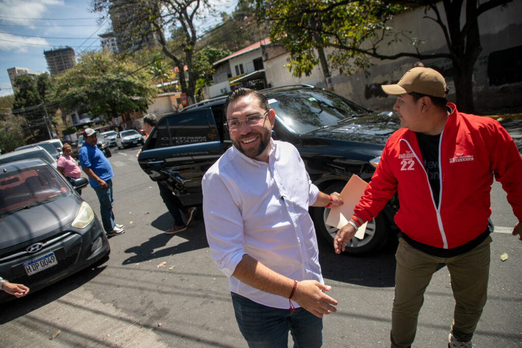 Jorge Cálix llegando al Ministerio Público para solicitarle a la fiscalía investigue el caso del supuesto audio de una activista de su movimiento que incita a dañar el equipo biométrico usado en las elecciones internas y primarias. Distrito Central, 7 de marzo de 2025. Foto CC/ Fernando Destephen.