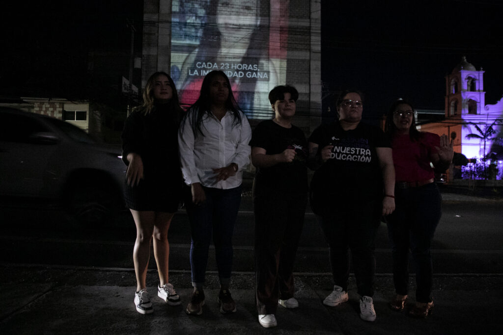 Video mapping realizado por la Red Lésbica Cattrachas en el bulevar Morazán de Tegucigalpa. Distrito Central, 7 de marzo de 2025. Foto CC/ Fernando Destephen.