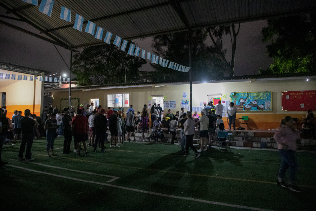 El Centro de votación en la escuela Dr. Estaban Mendoza de la colonia Kennedy, fue uno de los lugares afectados por el retraso de más de diez horas en la entrega del material electoral. Distrito Central, 9 de marzo de 2025. Foto CC/ Fernando Destephen.