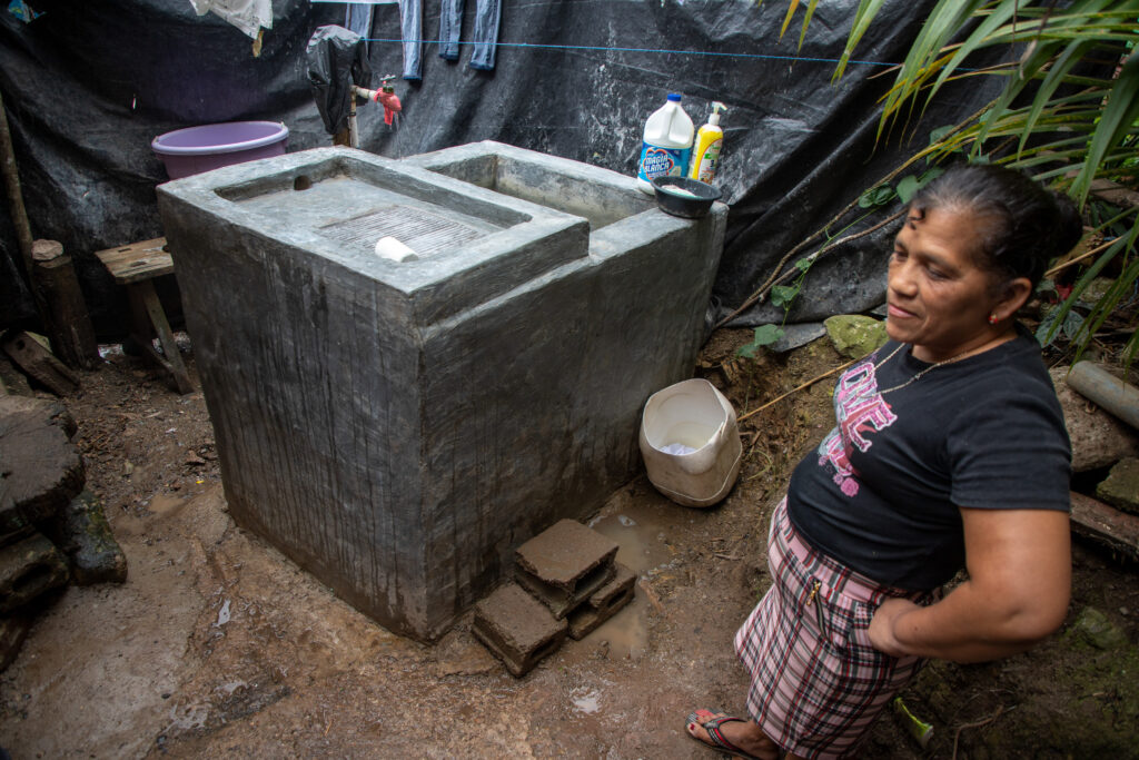 Hilda Matute, beneficiaria de una pila en su casa en el barrio Las Brisas de la aldea La Vega, municipio de San Francisco de Ojuera. Santa Bárbara, febrero de 2025. Foto CC/Fernando Destephen.