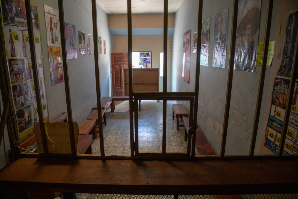 Bar Bon es un bar que funciona sin mesas, nombrado en honor a la barba ahora blanca de Orlando Ferrera, dueño del lugar. San José de Colinas, Santa Bárbara, 19 de febrero de 2025. Foto CC/ Fernando Destephen.