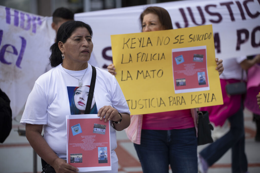 Norma Martínez, madre de Keyla, protesta frente a la Corte Suprema de Justicia a cuatro años del femicidio de su hija. Tegucigalpa, febrero 2025. Foto CC/Fernando Destephen