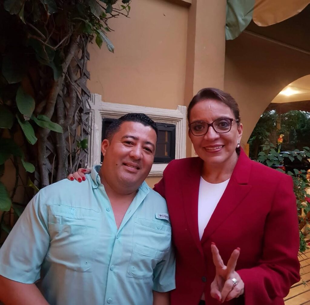 Milton Mateo Montalván junto a la presidenta Xiomara Castro. Foto tomada de redes sociales.